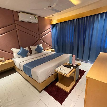 Hotel Phoniex Ахмедабад Екстер'єр фото