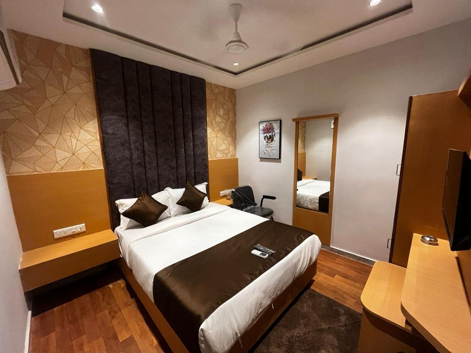 Hotel Phoniex Ахмедабад Номер фото