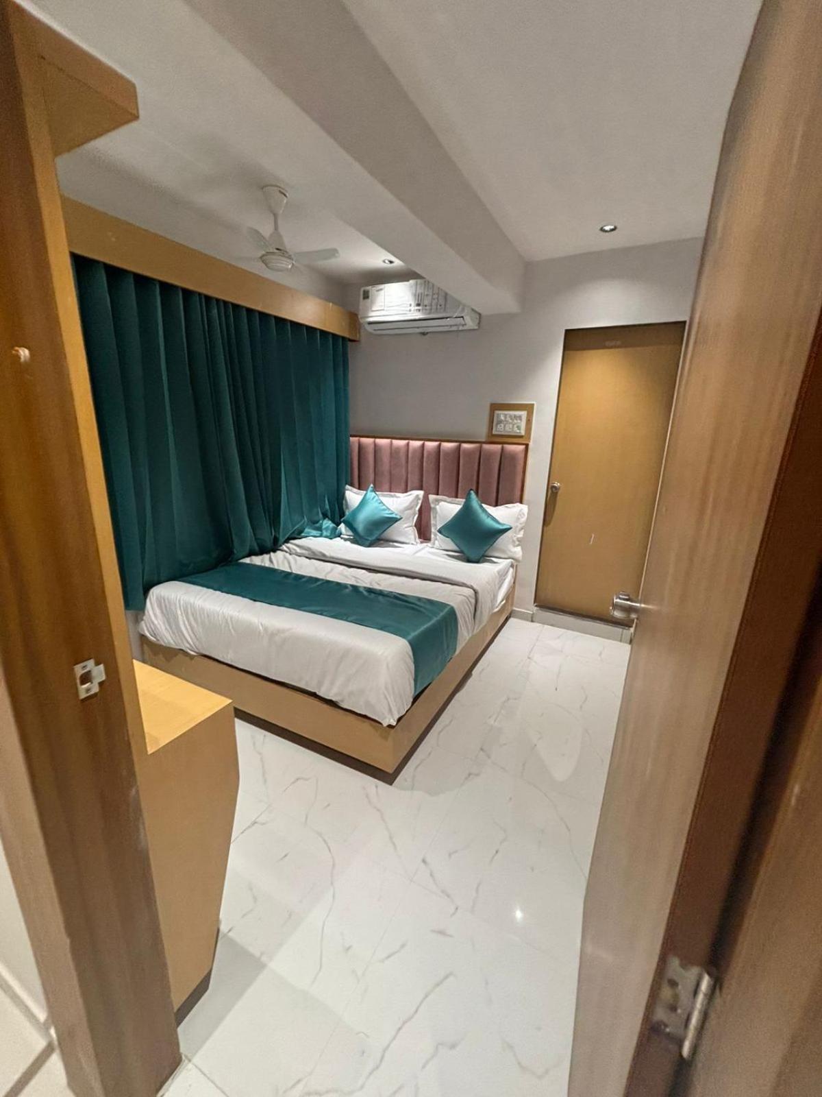 Hotel Phoniex Ахмедабад Екстер'єр фото