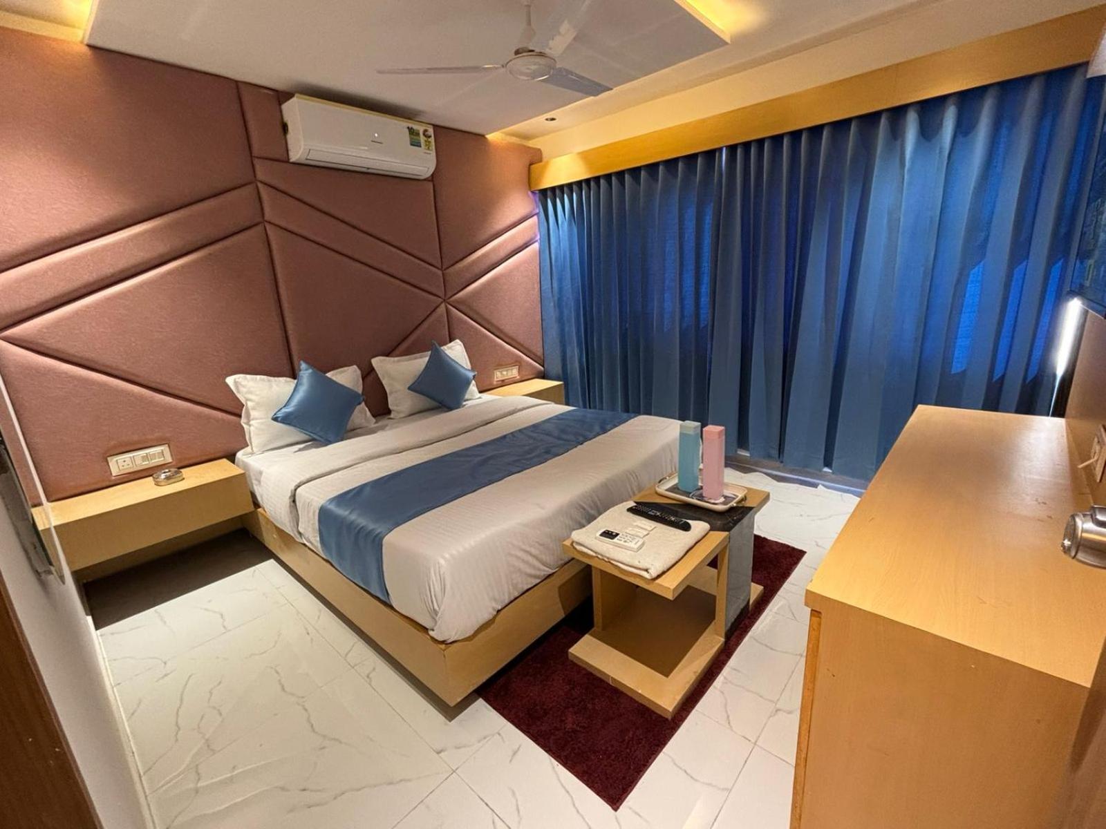 Hotel Phoniex Ахмедабад Екстер'єр фото