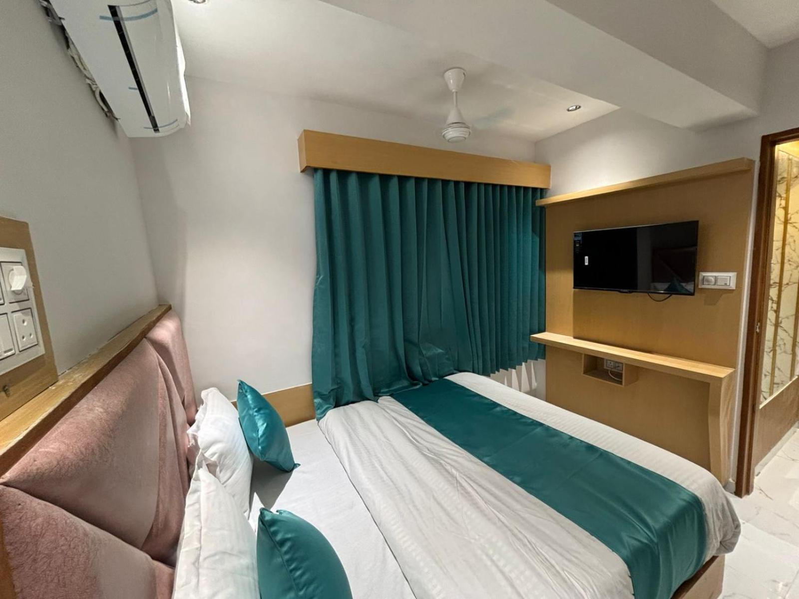 Hotel Phoniex Ахмедабад Екстер'єр фото